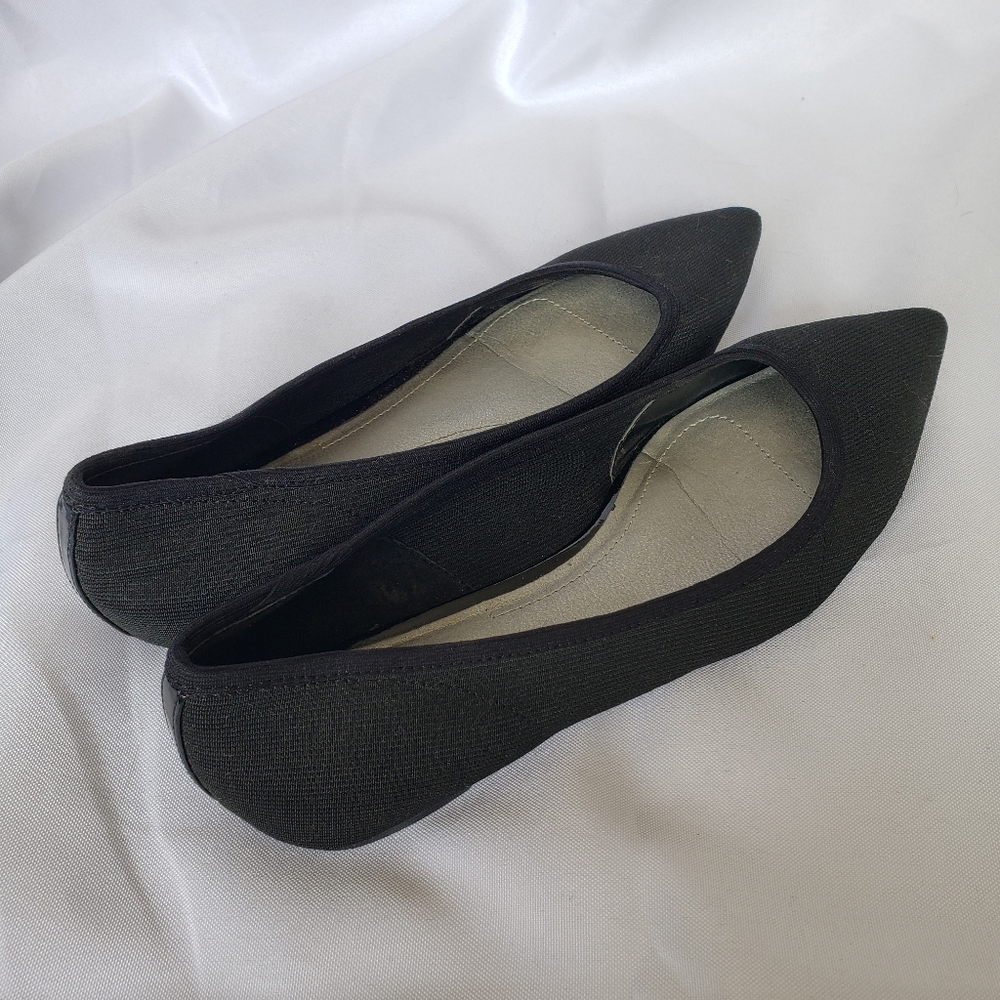 Tahari Edie Black Pointed Toe Flats Lightweight Womens Size 6 Breathable Fabric